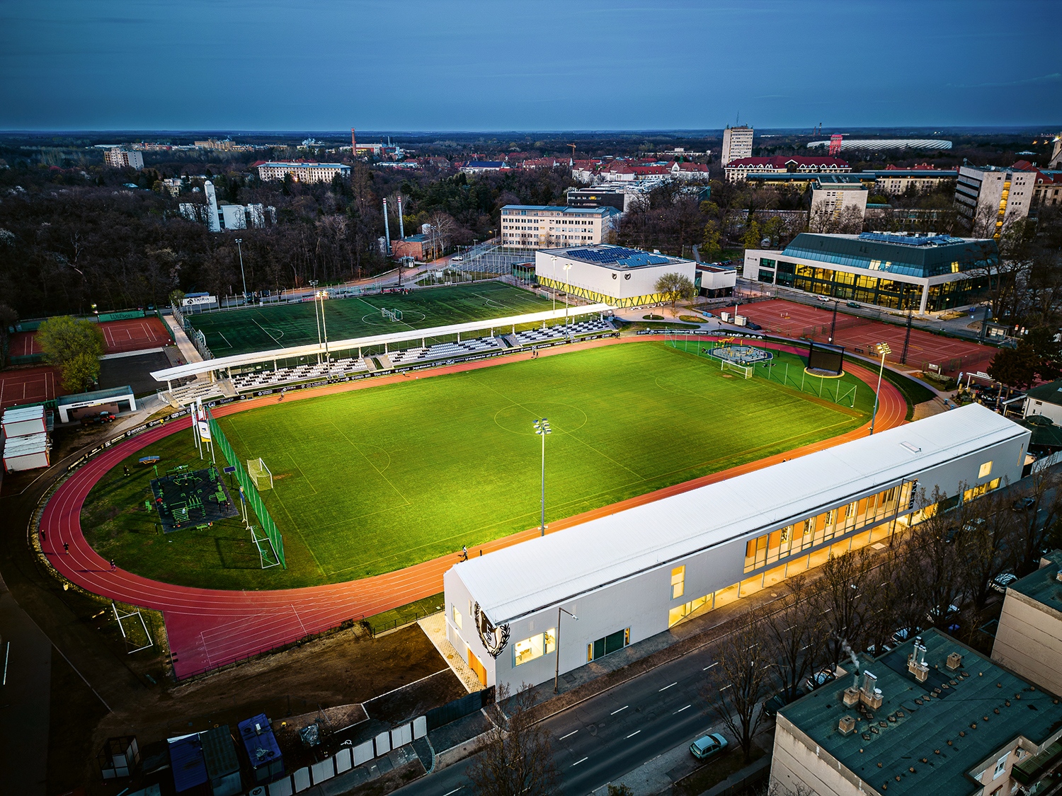 DEAC现有观景楼翻新扩建为多功能建筑丨Biró és Társa Építésziroda Kft.-3