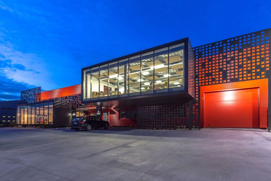 打破对称的金属网格办公楼-19