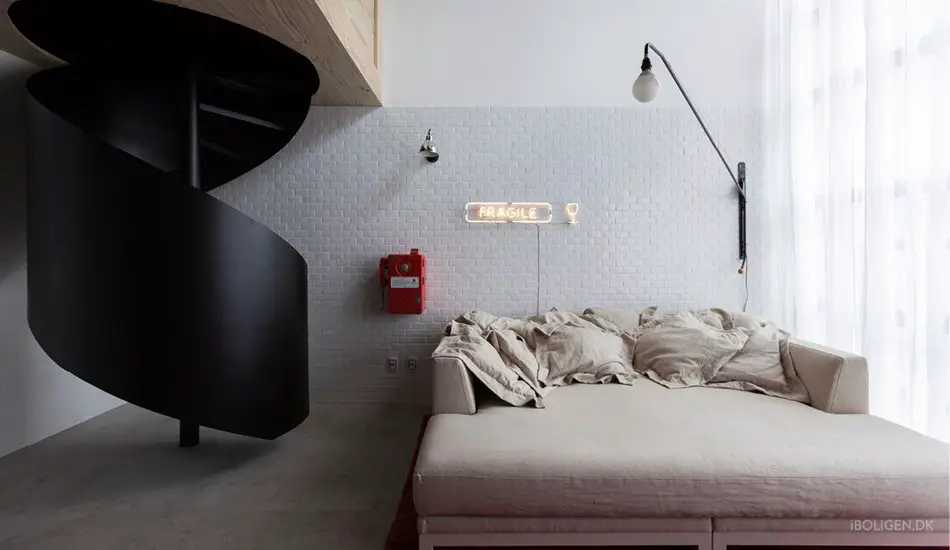 迷你复式公寓的炫目螺旋楼梯-6