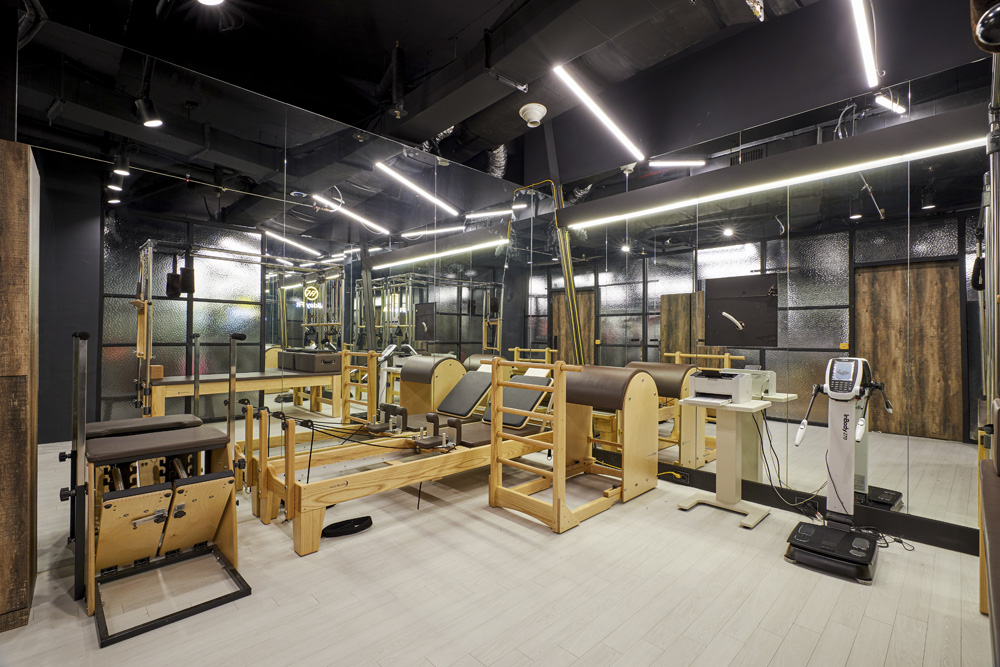 黑钛金质感，140 平健身中心设计诠释现代风尚-16
