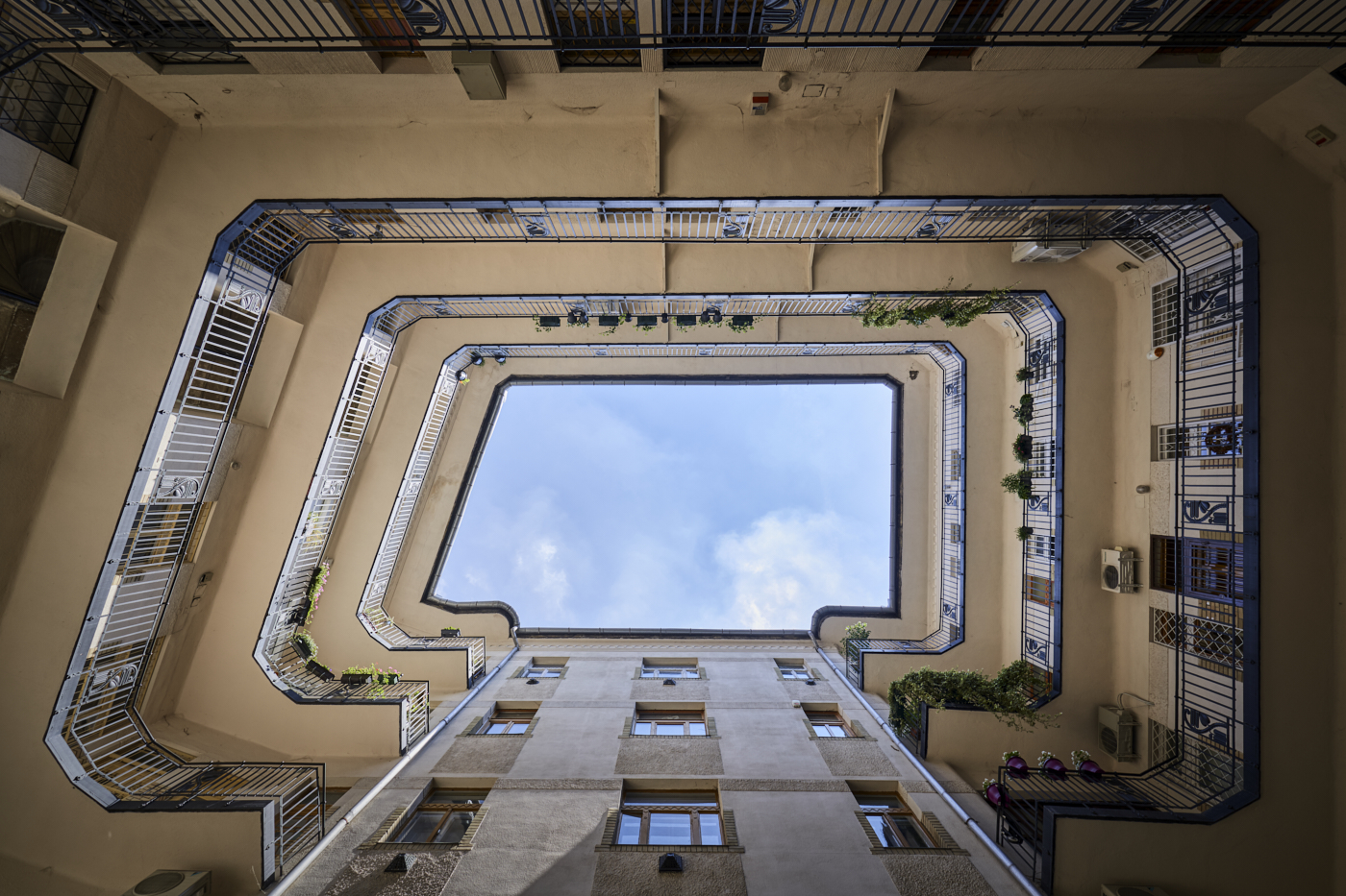 布达佩斯内部庭院 2 号丨HungaryBudapest-9