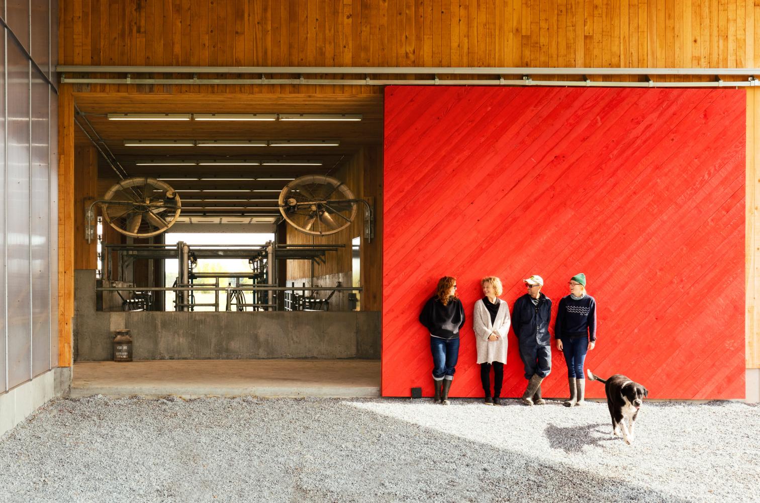 融入自然的奶牛棚设计-15