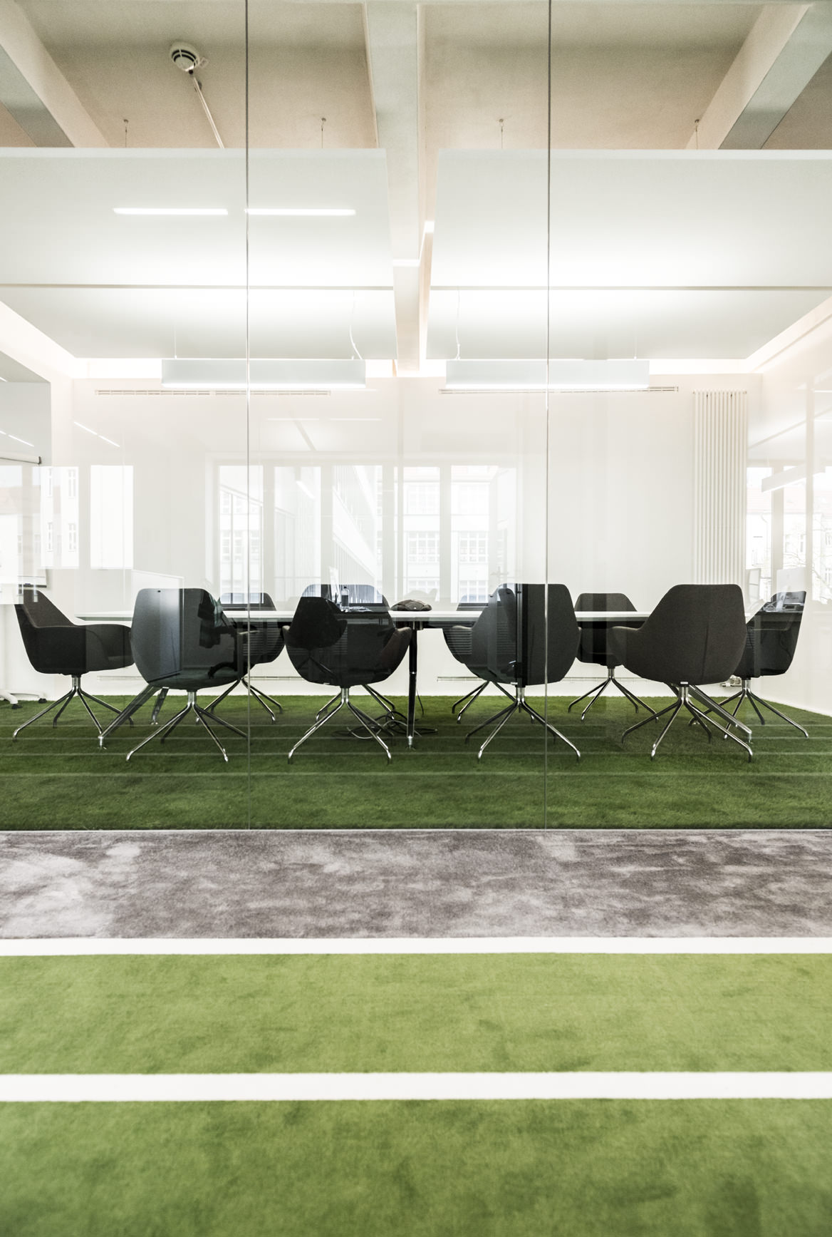 绿意盎然的足球主题办公室-45