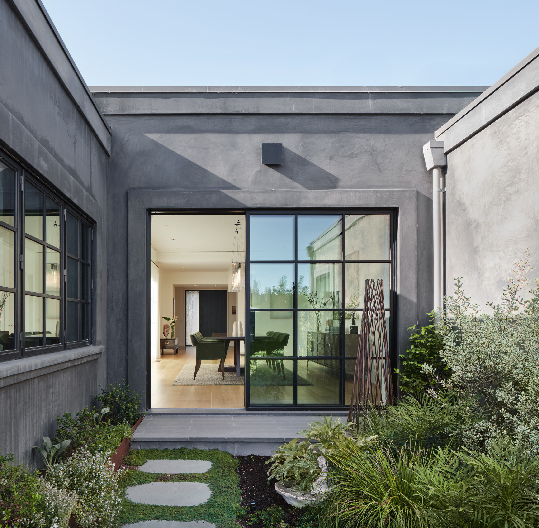 法院大楼；市政厅（部分地区用法），结合常见表达，这里最合适的单一翻译为**法院大楼** 丨美国加利福尼亚-9