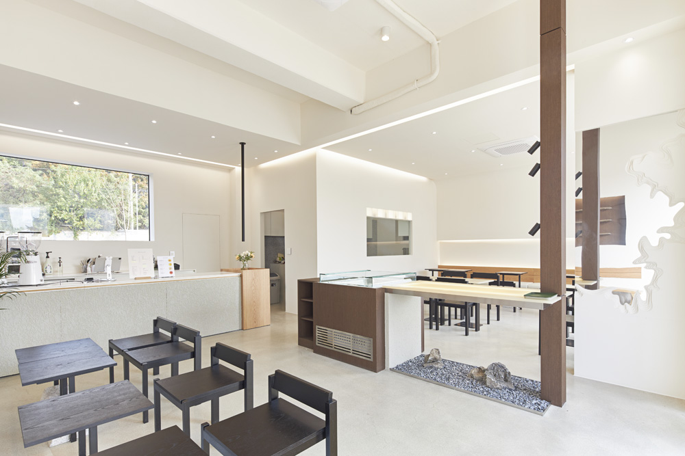 白色木纹打造宁静咖啡厅空间-5