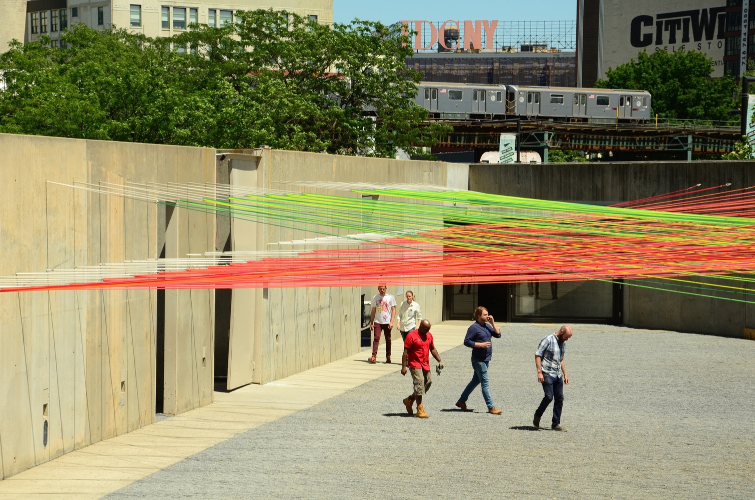 临时编织庭院·纽约 PS1 的彩色绳索云-34