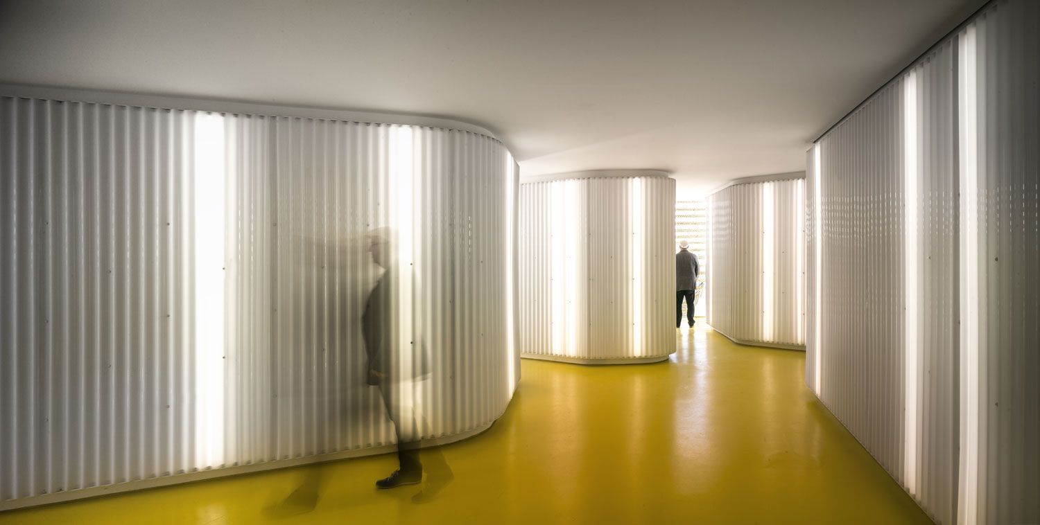 西班牙乡村大地上的悬浮会议中心-24