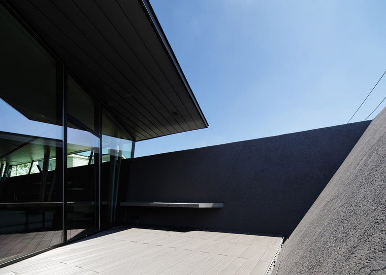 东京“黑棺材”住宅,封闭外表下的明亮空间-26