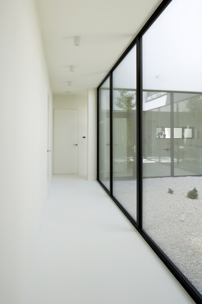 波兰南部森林中的现代简约住宅-31