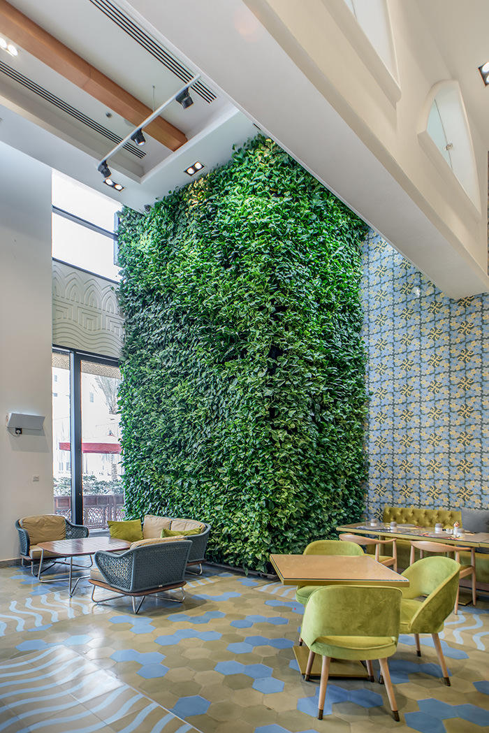 Amazing your customers with a green wall-0