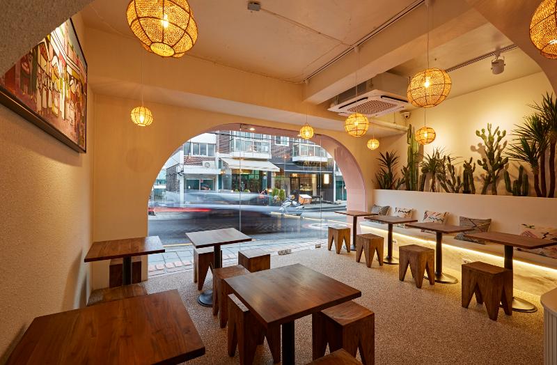 温馨 15 坪卡萨布兰卡餐厅设计，明亮照明营造舒适氛围-4