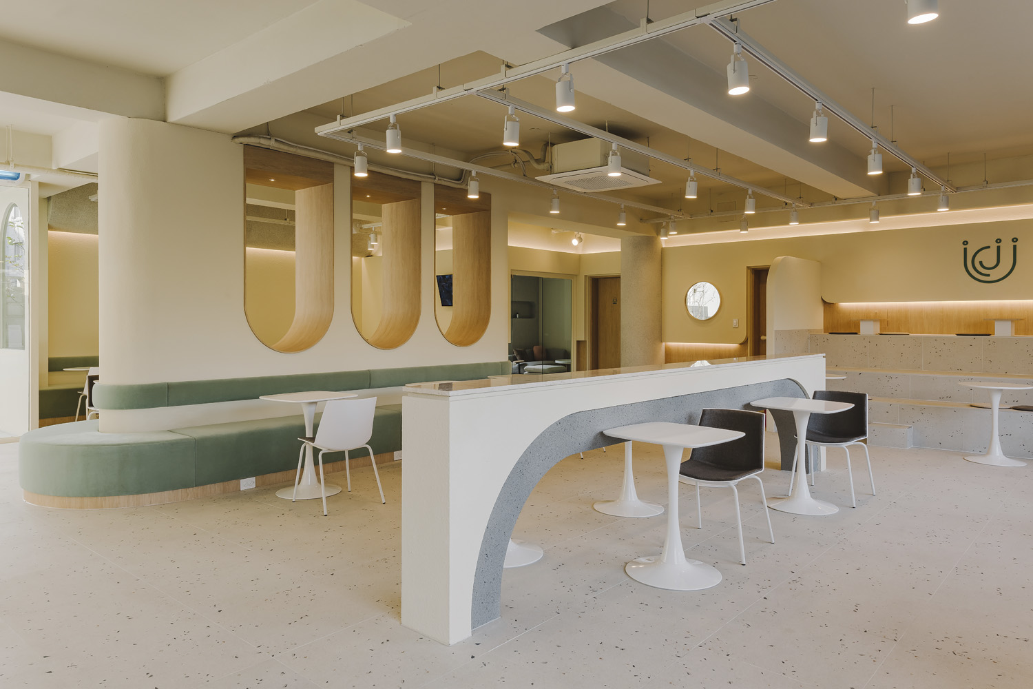 90 平米白色&木纹现代咖啡厅设计-6