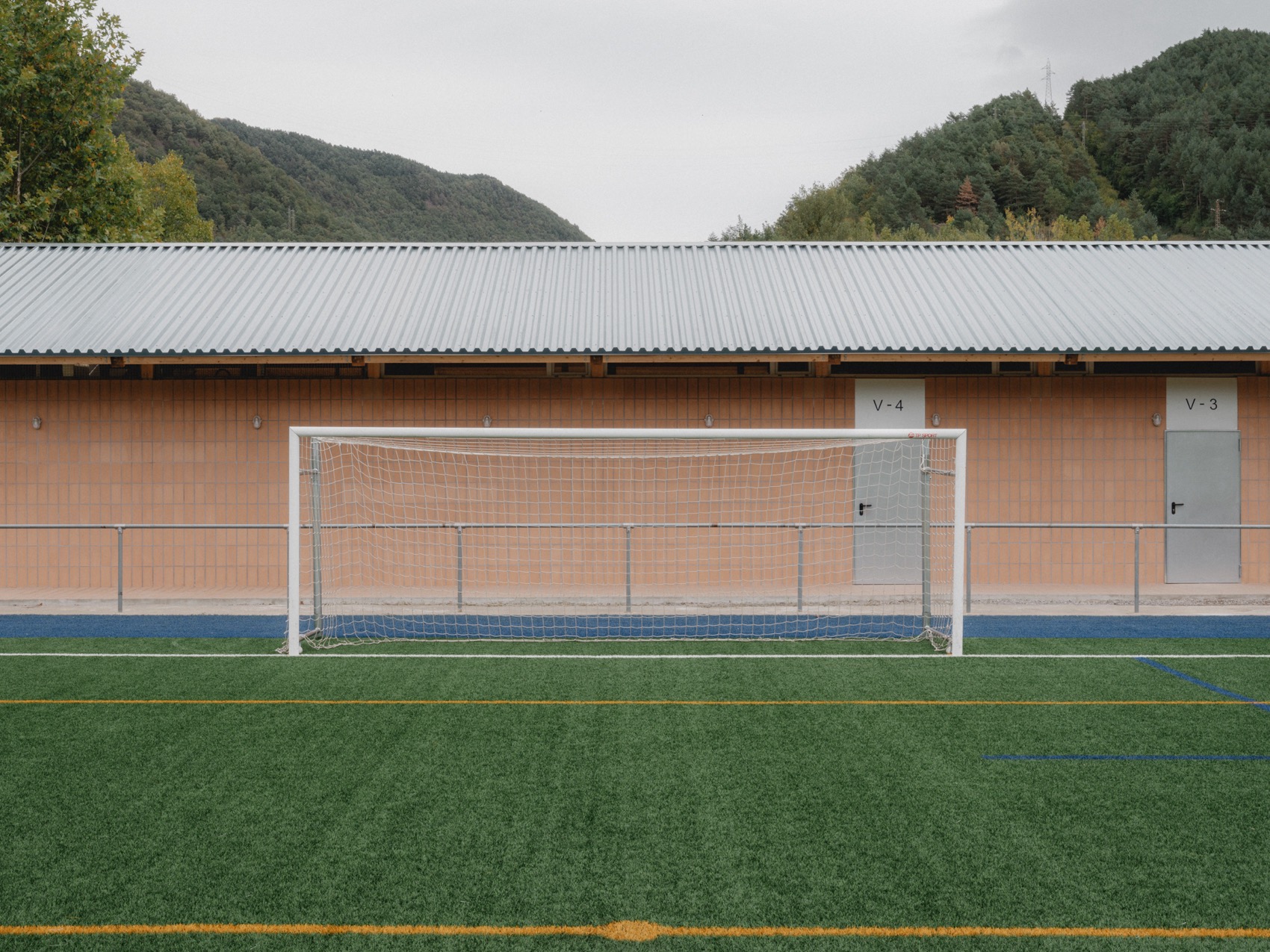 Ripoll体育中心的新更衣室及多功能空间丨西班牙丨MH.AP,Sergi Serrat,Marina Huguet等-7