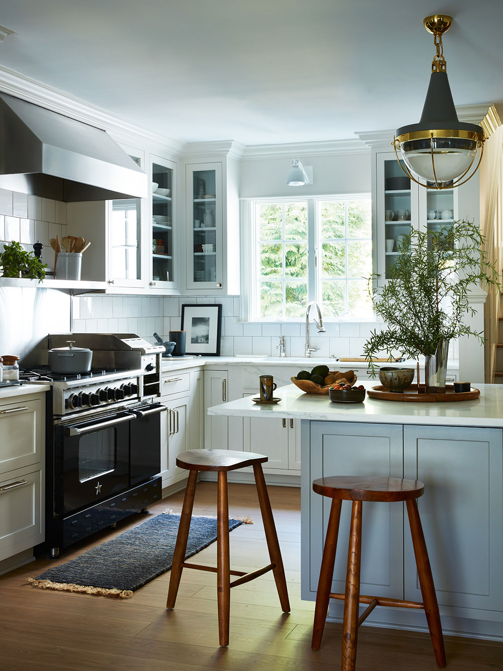 清爽蓝灰空间 | Connecticut 乡村别墅的时尚内饰设计-4