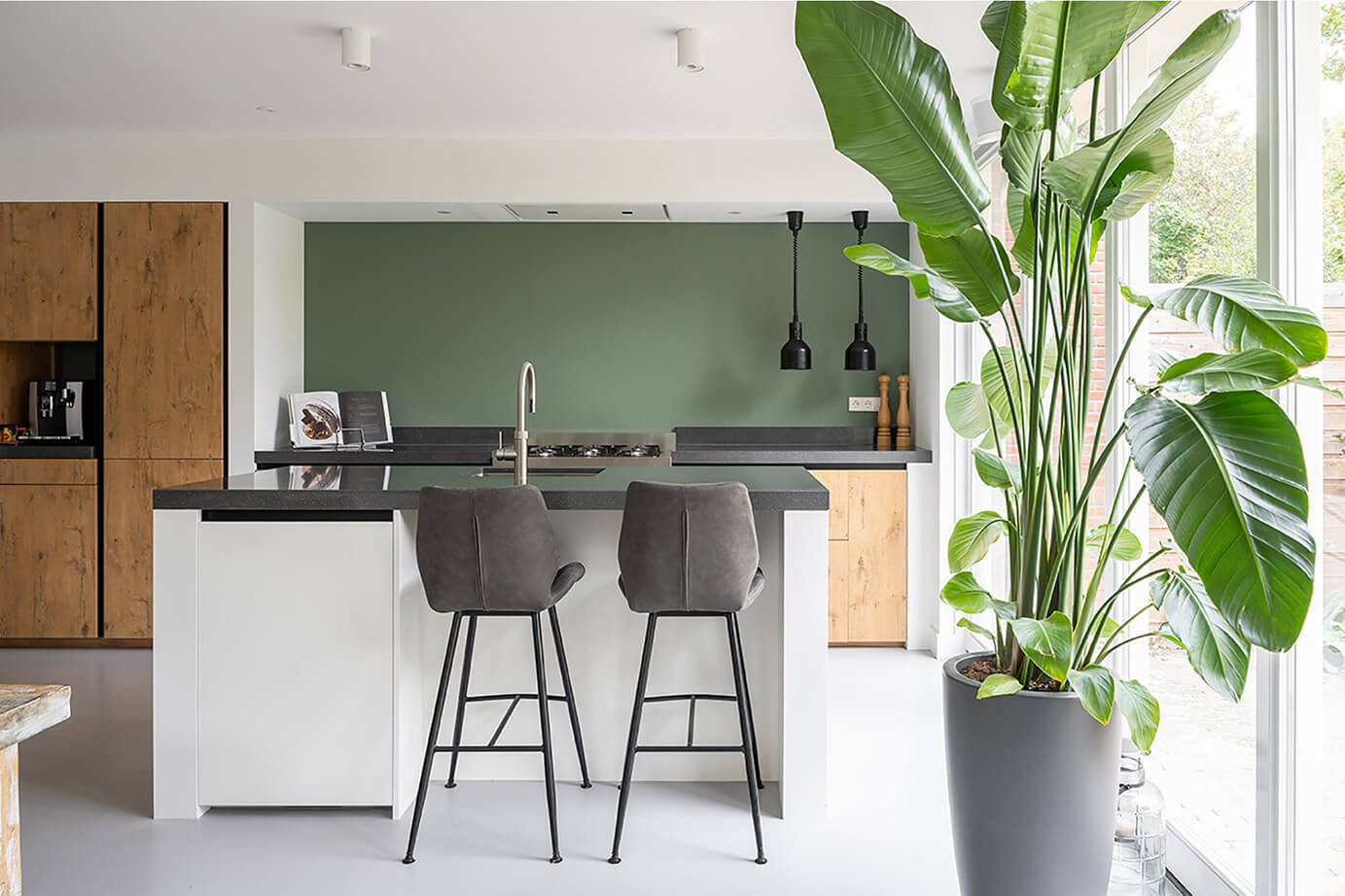 Soest白色带岛台厨房设计丨荷兰丨Adee Keukens（Rijssen）-0