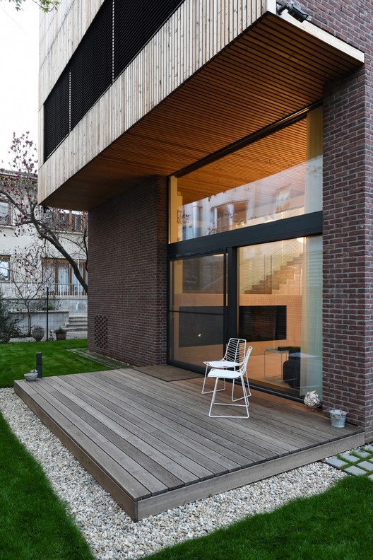 罗马尼亚四口之家垂直住宅，自然材料与光影共舞-28