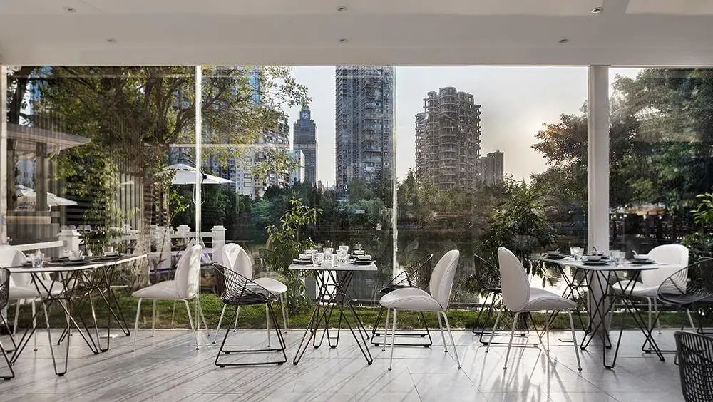 成都湖畔树屋餐厅 | 现代浪漫的白色空间-0