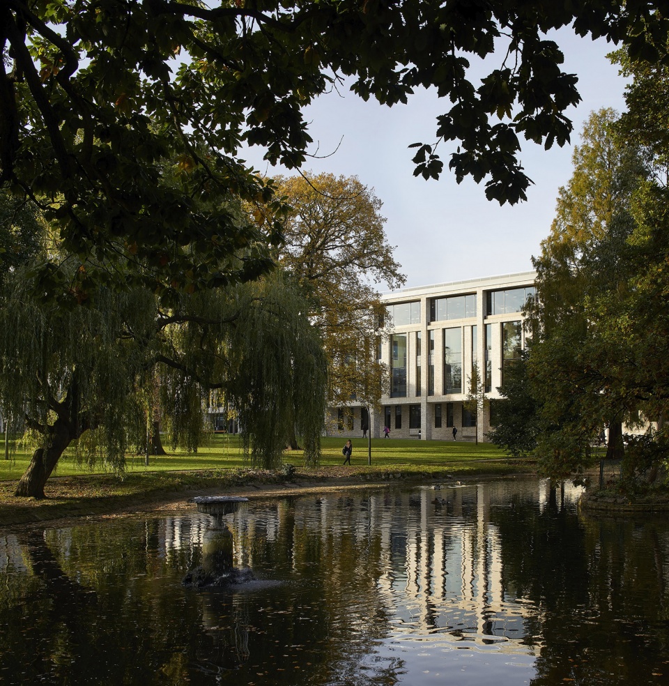 伦敦罗汉普顿大学图书馆 · 花园景观中的现代学术空间-3