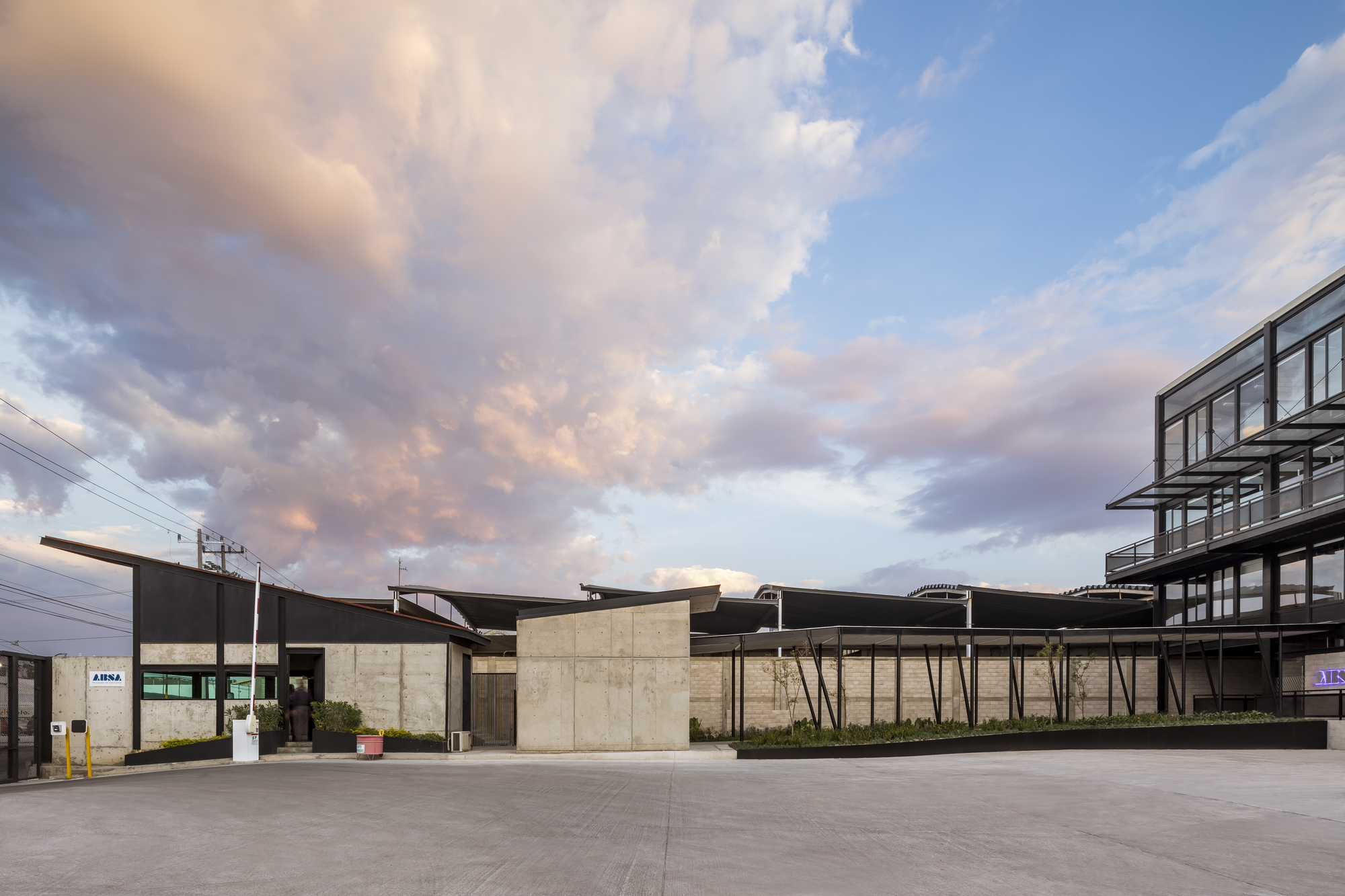 墨西哥 ABSA 总部办公建筑 | 工业风中的和谐环境-21