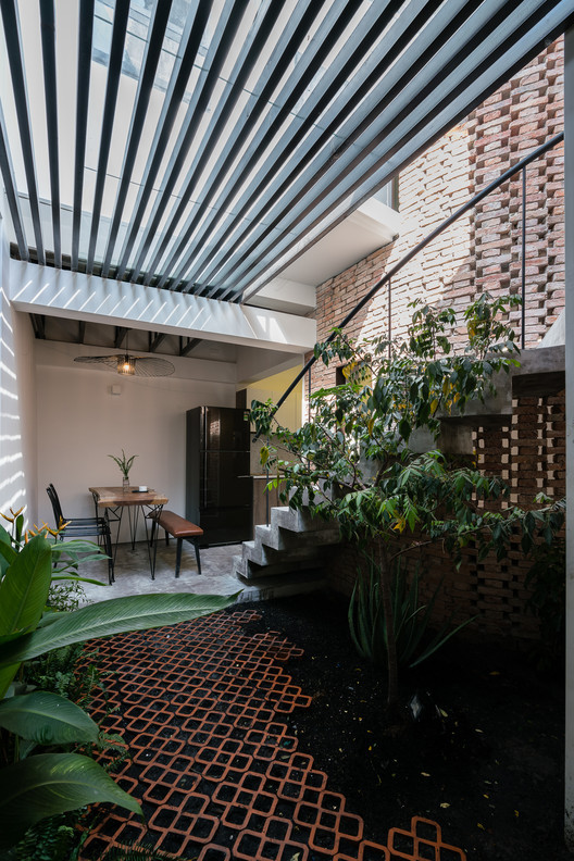 越南热带小院中的“遮阳伞”建筑-5