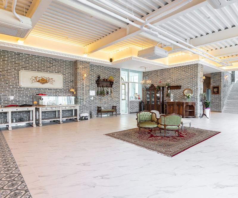 现代简约风咖啡厅设计，精致艺术品装点高级空间-8