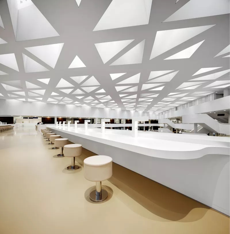 已有建筑中新空间的挖掘：镂空天花板，打造满溢阳光的中庭医学中心-10