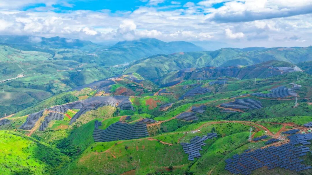 如何在平均坡度超40度的峭壁上建光伏电站？｜争做文明有礼中建人-10