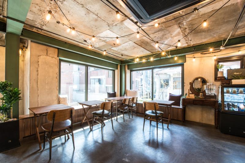 原木风打造自然甜品店，绿植点缀的温馨空间-6