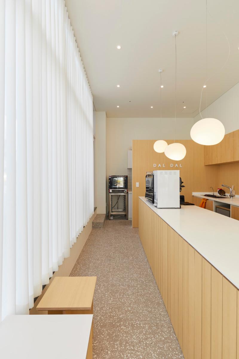 13 坪简约咖啡馆，尽显白色与木纹之美-8