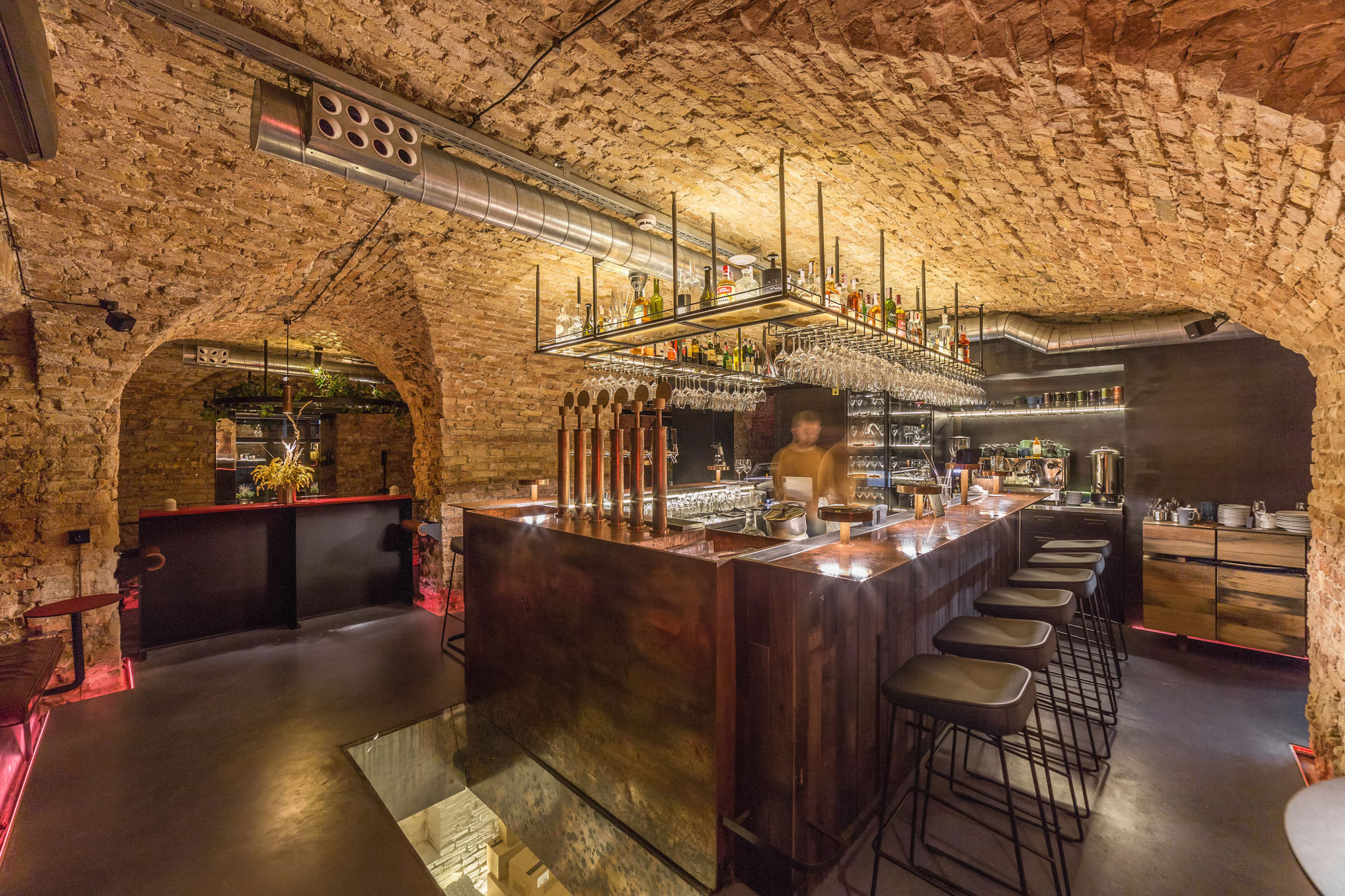 Win Bar | 乌克兰基辅 1812 年老建筑中的现代酒馆-13