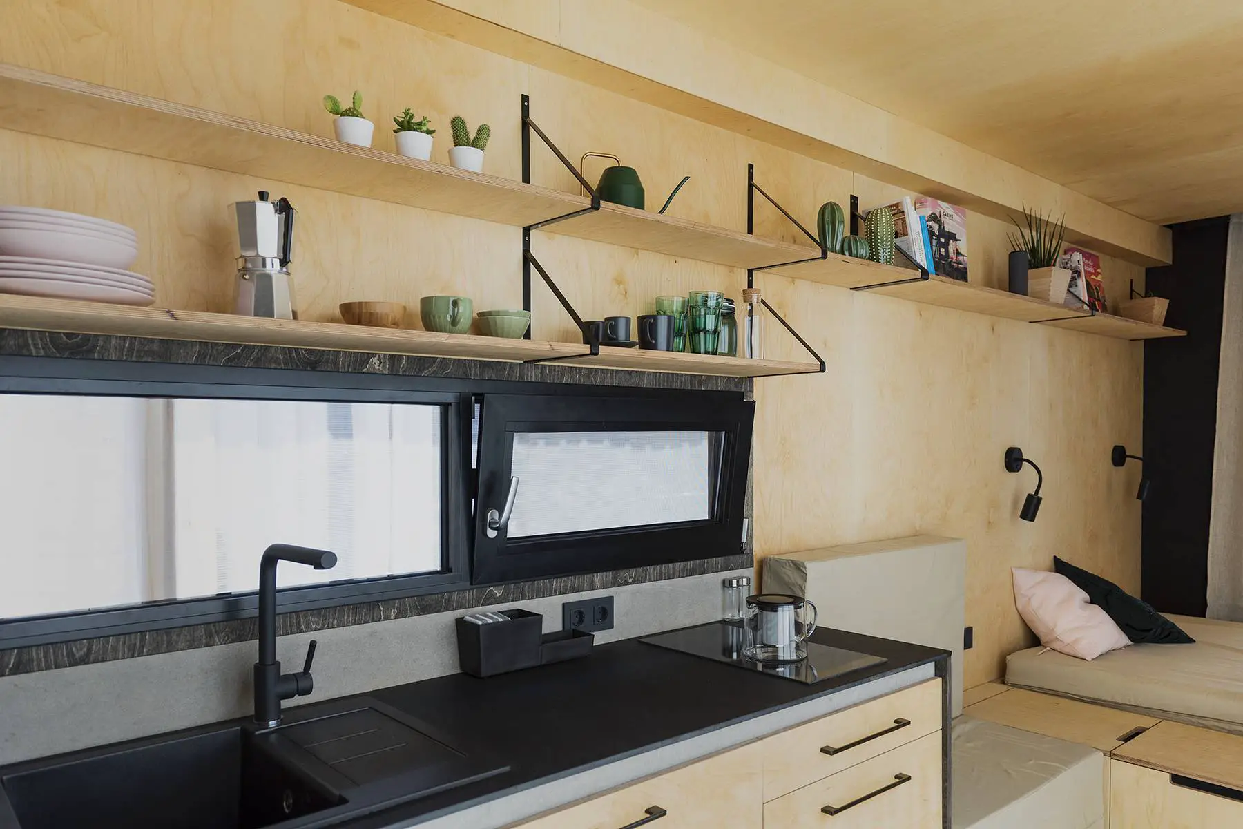 法国 20m²迷你木屋，精致设计与自然完美融合-8