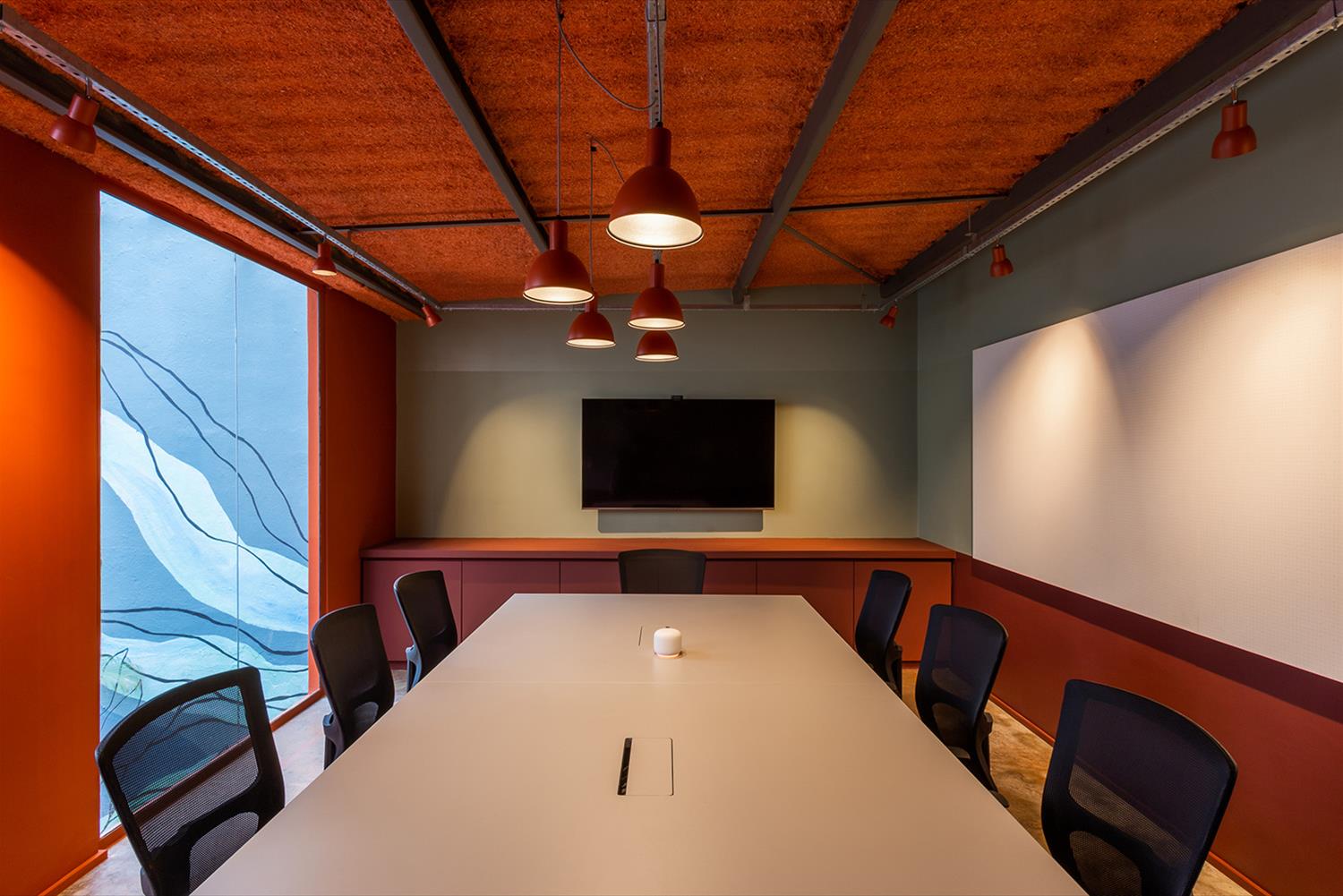 巴西 Pinheiros 办公空间设计 · 钢铁丛林中的绿色鸟巢-12