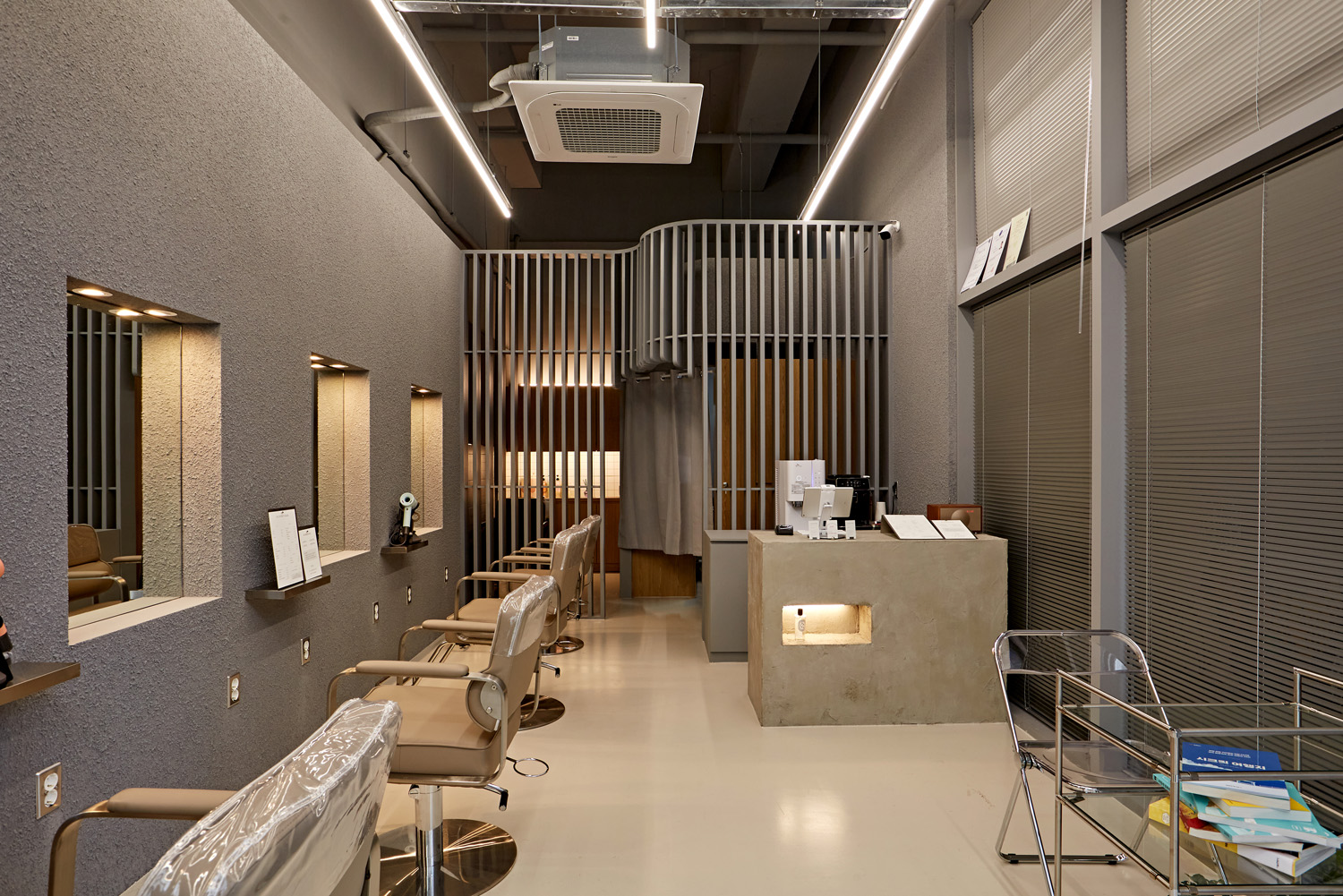 现代简约风格的 15 平米小型美容室设计-3