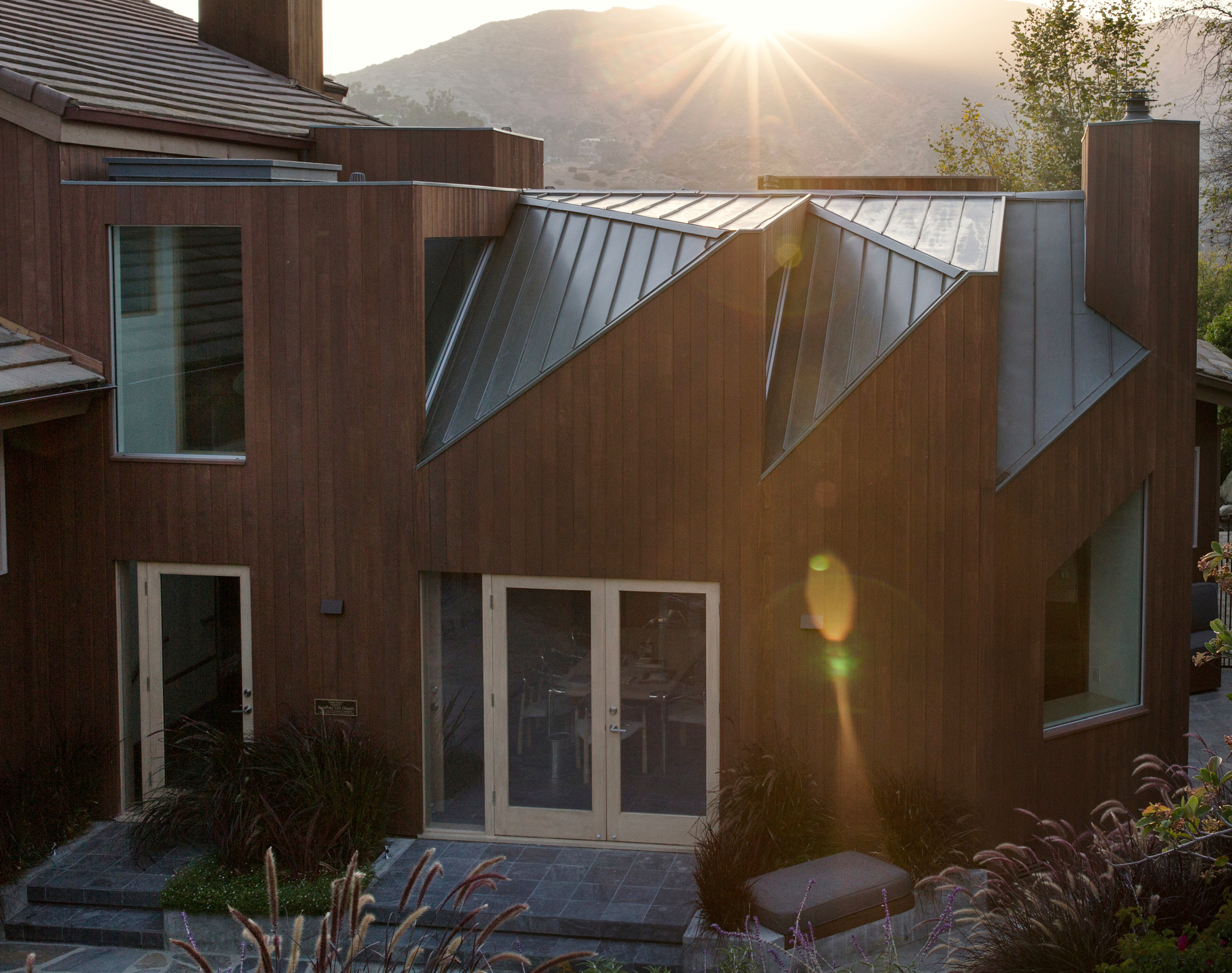 加州 Malibu 卫星办公住宅 | 融入环境的折叠空间-17