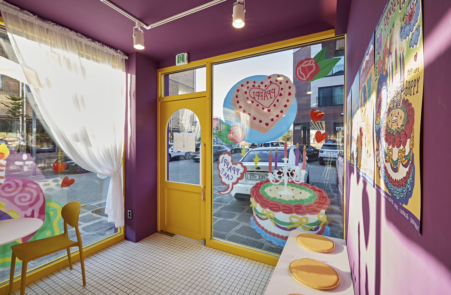 色彩缤纷的 12 平米可爱蛋糕店室内设计-9