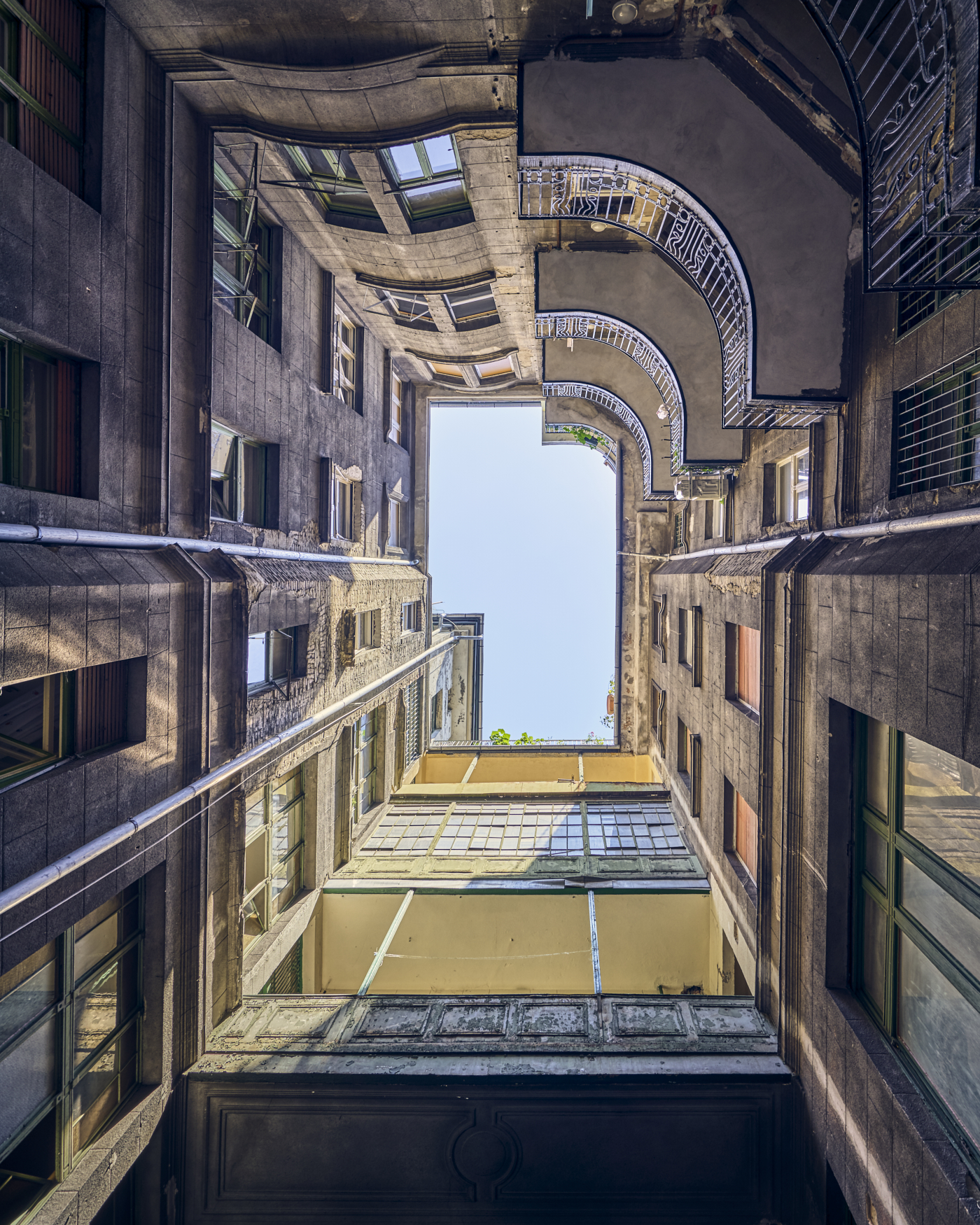 布达佩斯内部庭院 1 号丨HungaryBudapest-9