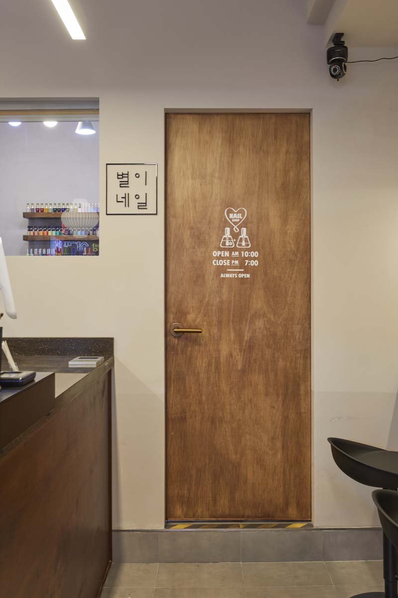 首尔 8 坪咖啡馆，极简工业风营造温馨空间-8