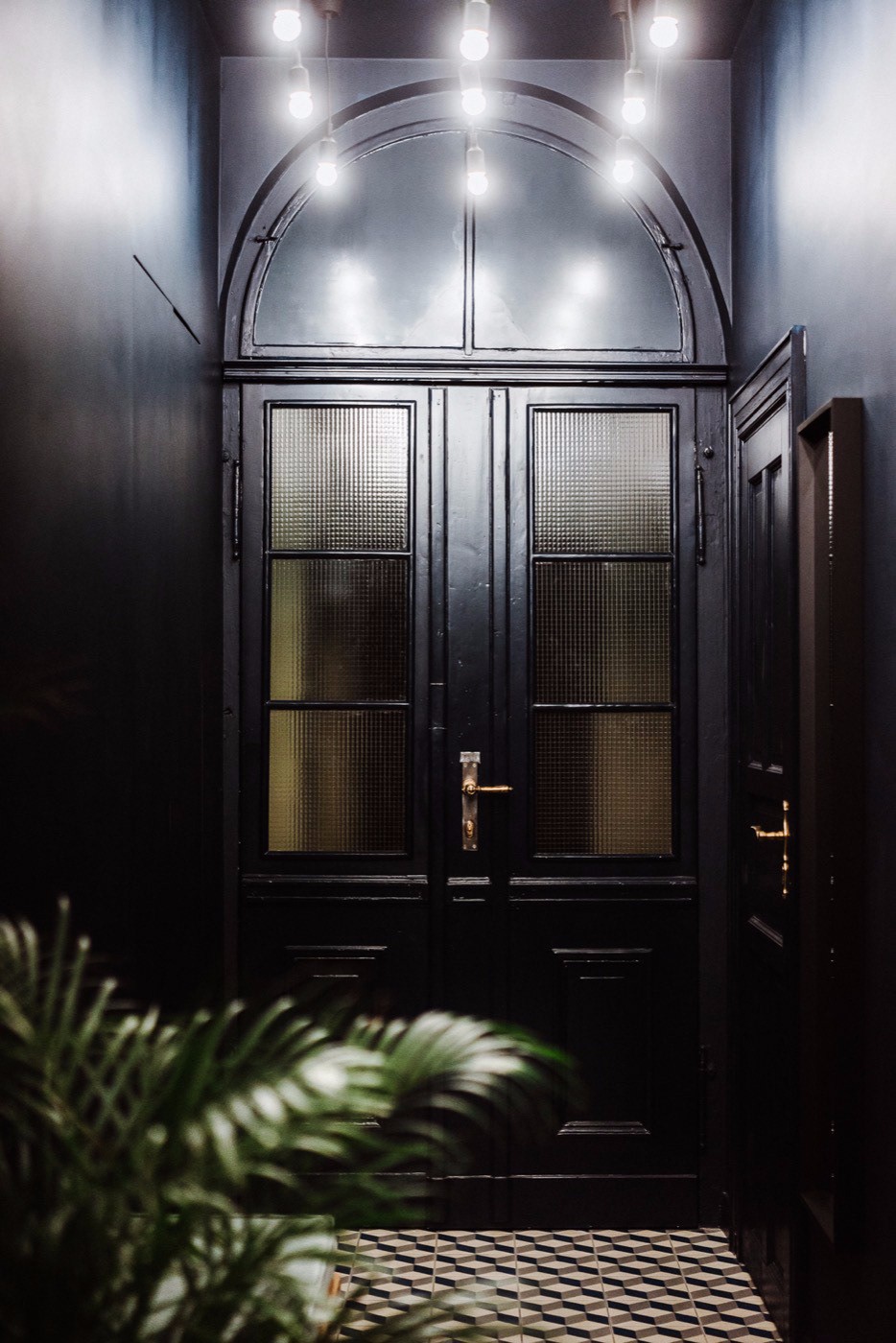 波兹南旧宅变身高质感民宿,历史韵味与现代设计完美融合-3