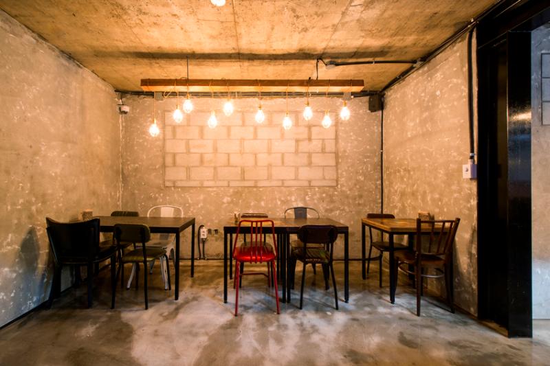 15 坪地下室酒馆，裸露混凝土打造简约工业风-6