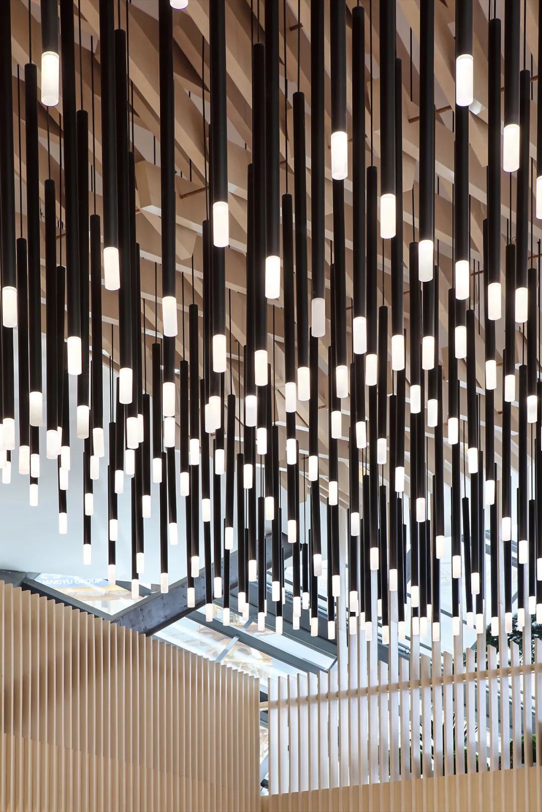 青岛协信天骄观澜售楼处 | 水光韵律的简奢空间-41