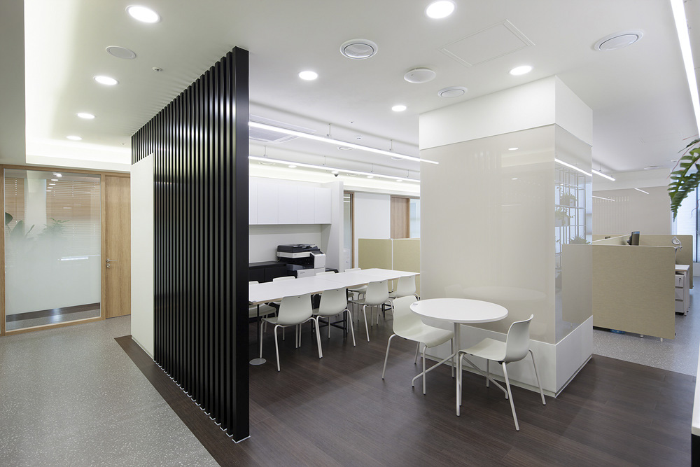 白色调打造 75 平米时尚办公空间-15