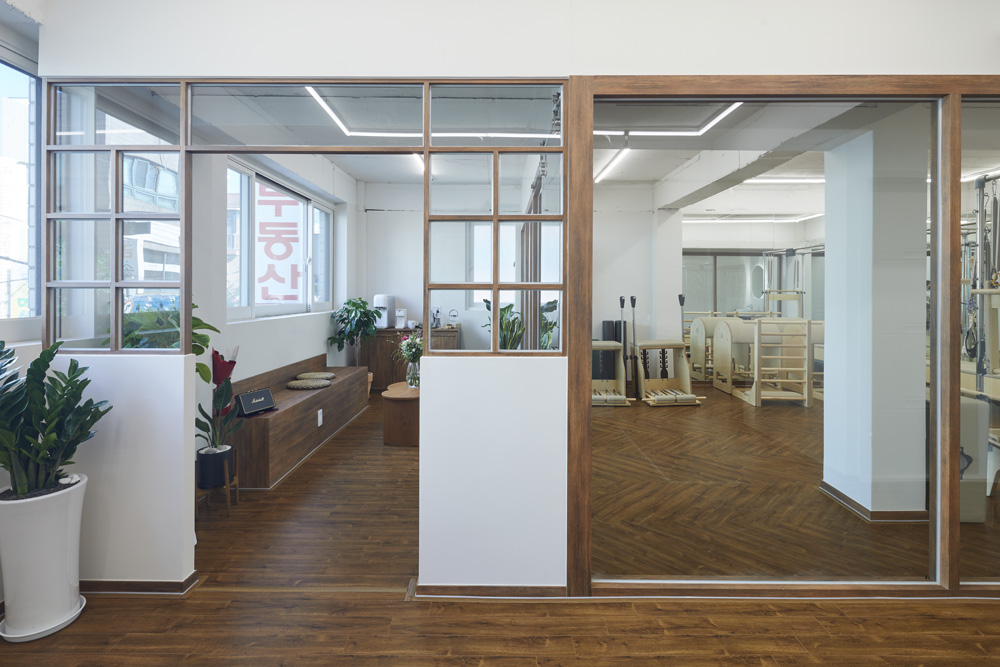 白色木纹，打造温馨 20 平米小空间-9