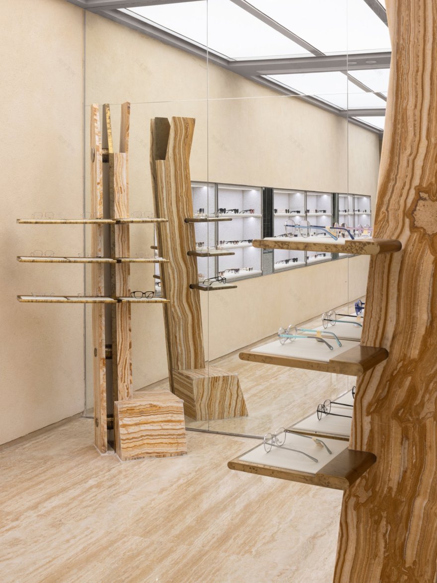 暴龙旗舰店
注:BOLON通常是眼镜品牌暴龙的英文名称,结合语境这里翻译为暴龙旗舰店 丨未明确具体设计公司,设计总监为Jingze Li-14