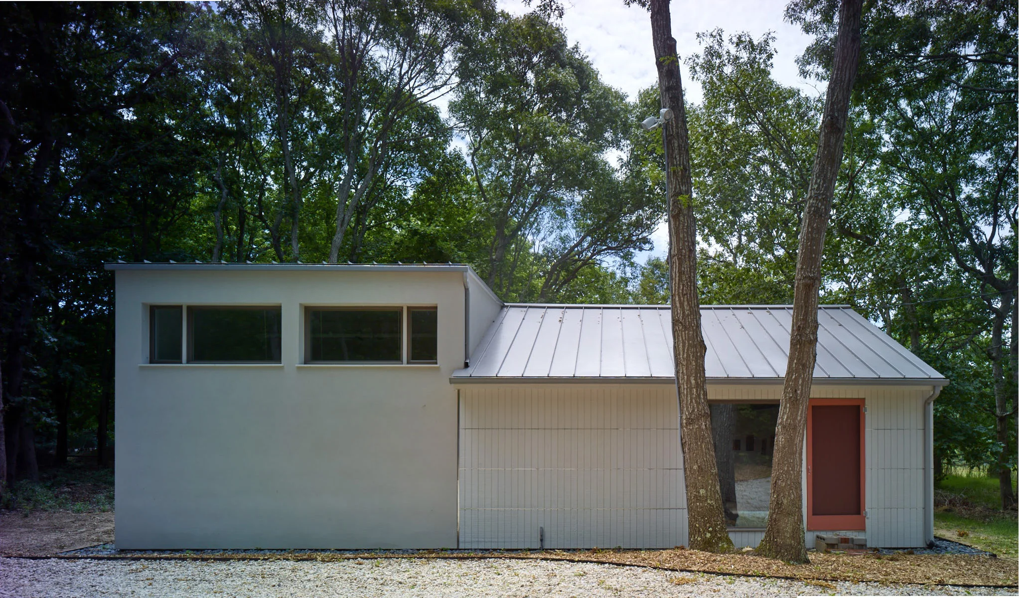 艺术家驻地；艺术家公寓（具体需结合语境选择最合适的，如果用于描述提供给艺术家居住创作的场所，艺术家驻地更合适；如果强调居住的公寓建筑性质，艺术家公寓更合适，一般情况下艺术家驻地更常用） 丨MB Architecture-4