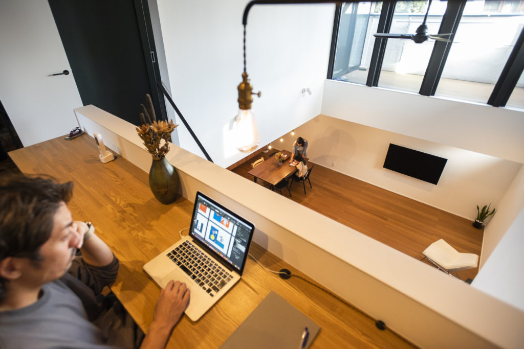 陽光が降り注ぐ　中央に設けた吹き抜けが家族の一体感を生み出す | Family | 100%LiFE-2