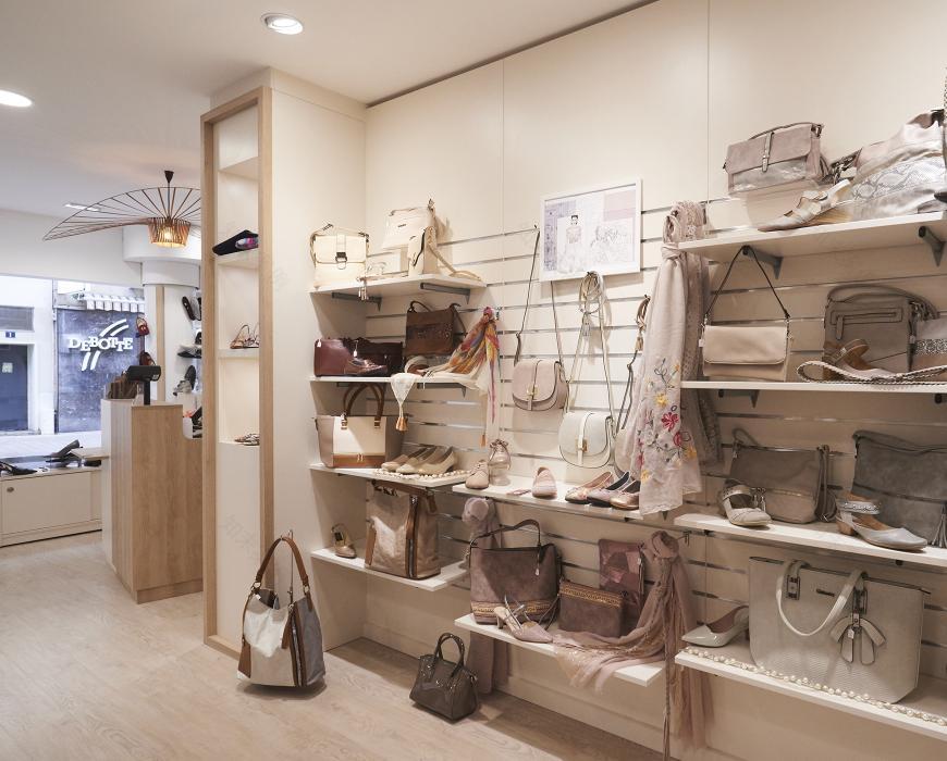 南特木质与白色鞋店布局丨法国南特丨JBCC-20