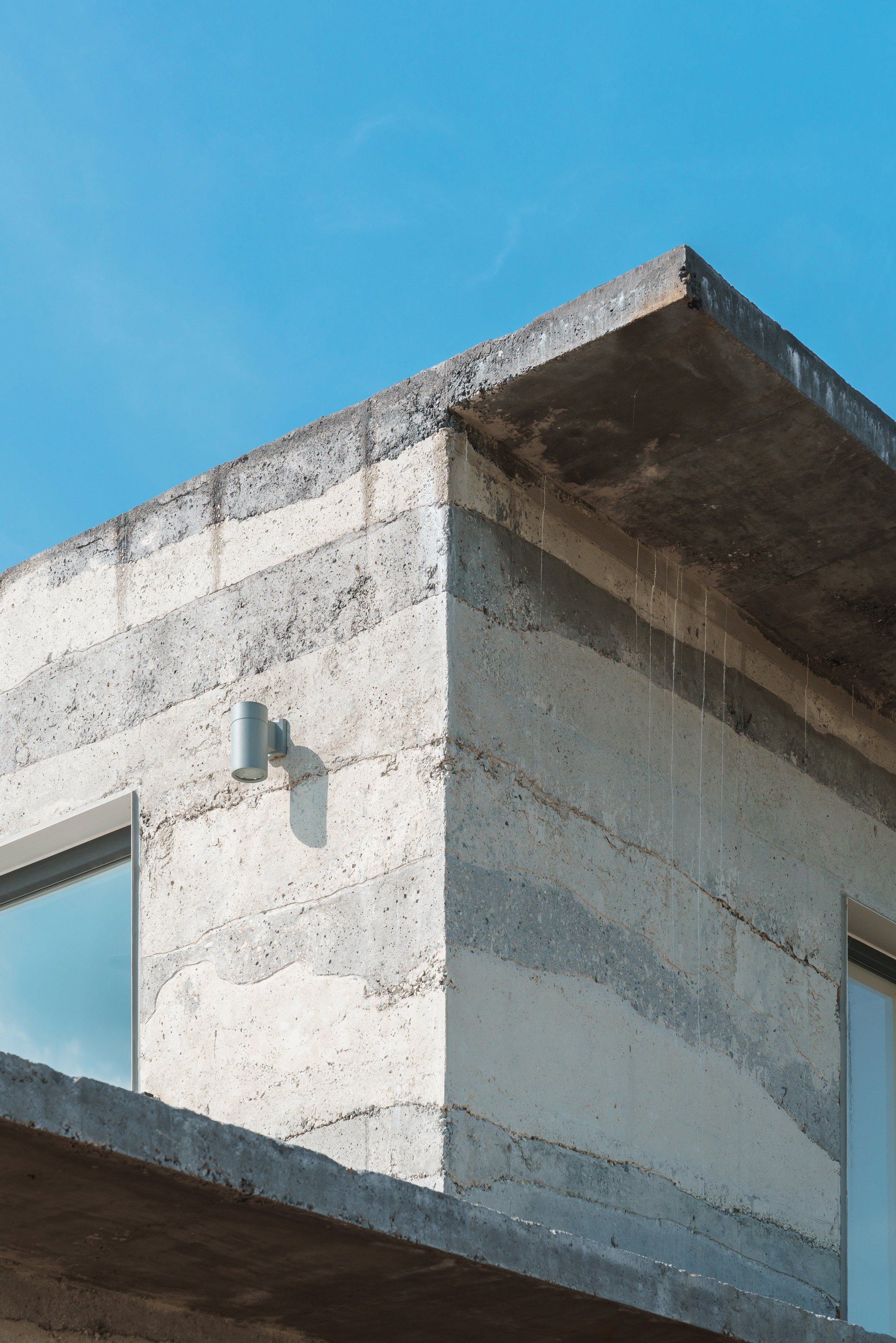 STPMJ layers concrete mixes to form striped walls at Stratum House-16