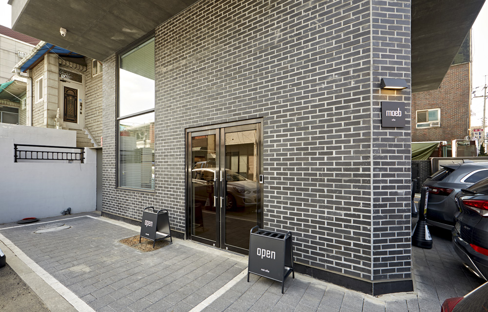 28 平极简双层咖啡馆，展现白色与木纹之美-20