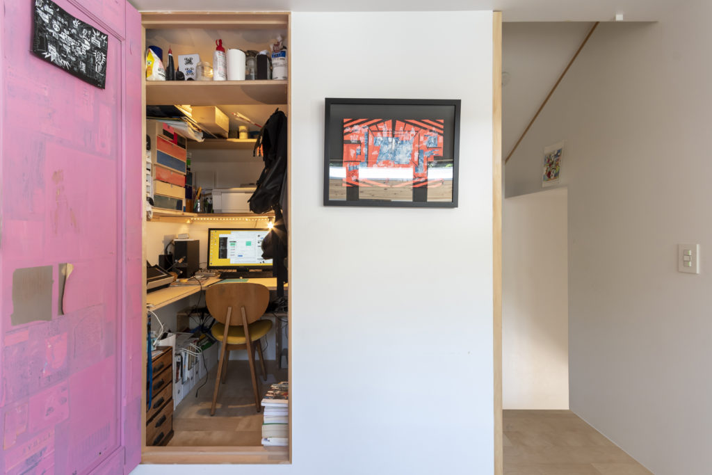 漫画の世界にも通ずる住空間リビングが外にあって、直接空を望める家で暮らす | Outdoor | 100%LiFE-19