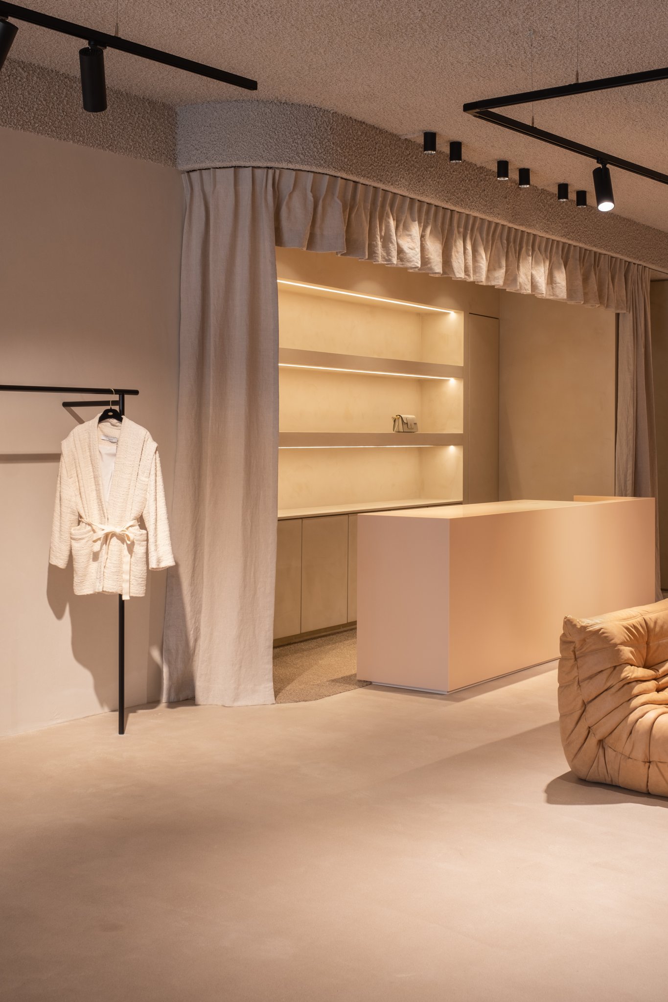 荷兰埃因霍温 Bylotte 高端时尚店丨Studio & Space-20